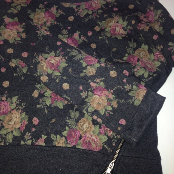 Crop Top Sweater - Picture 2 of 3