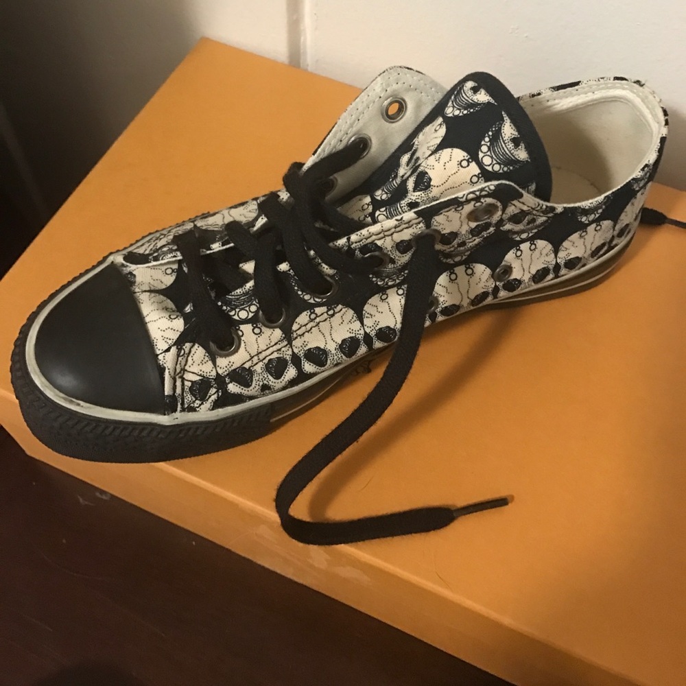 TW TENNIS SHOES SIZE 7