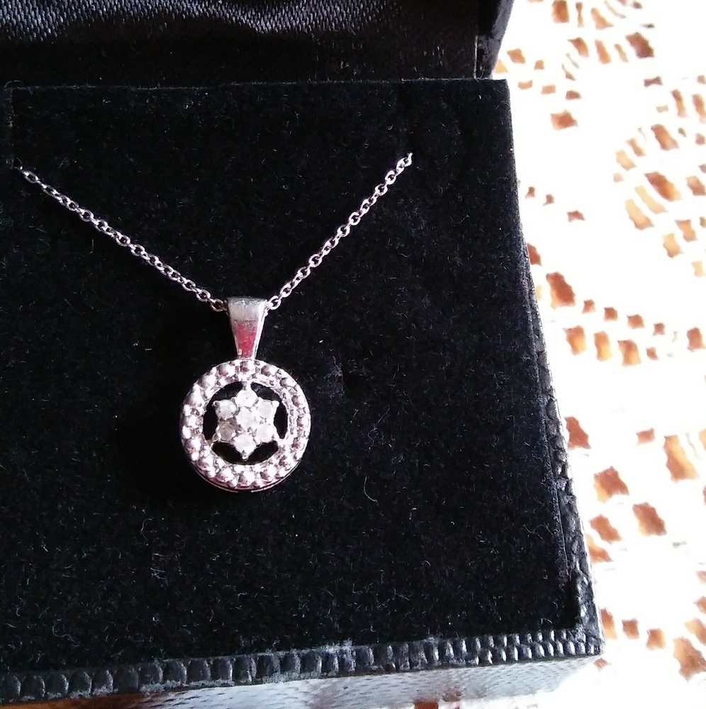 925 sterling silver dimiond necklace.