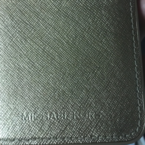 Michael kors I phone 7 plus gold phone case - Picture 3 of 3