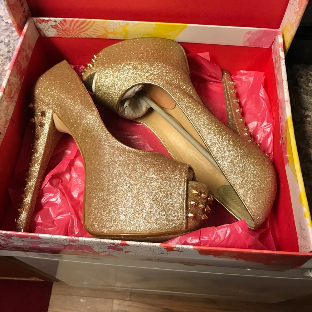 Shoes - Picture 2 of 5