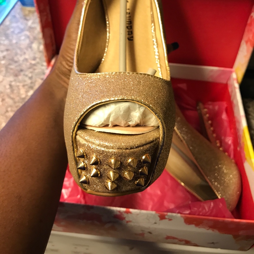 Shoes - Picture 4 of 5