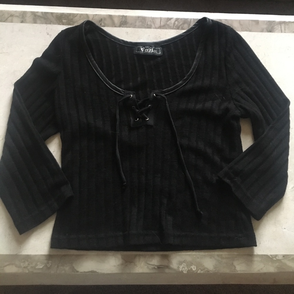 Black quarter sleeve crop
