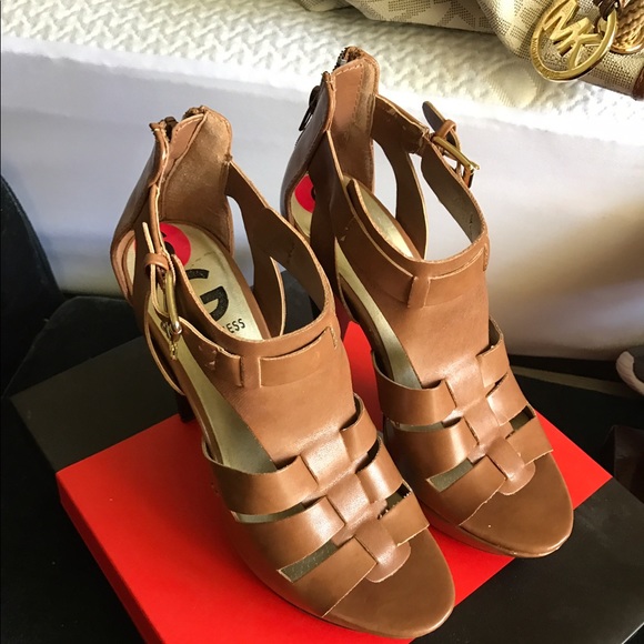Tan g by guess heels size 6 - Picture 2 of 3