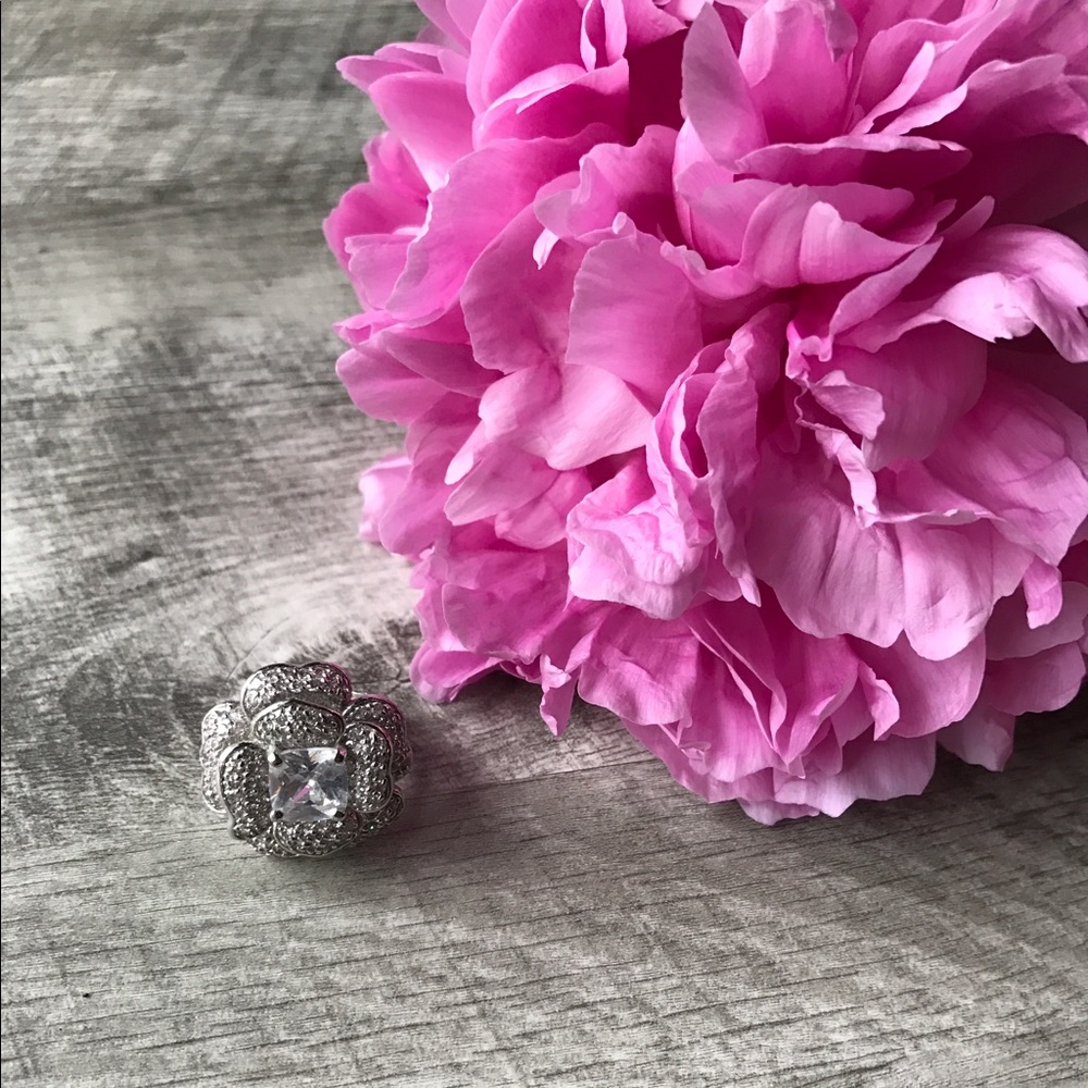 ➳ NWOT Flower Statement Ring