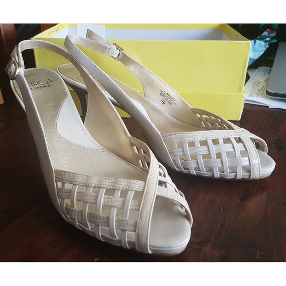 Gorgeous creamy off white sling back heels - Picture 1 of 7