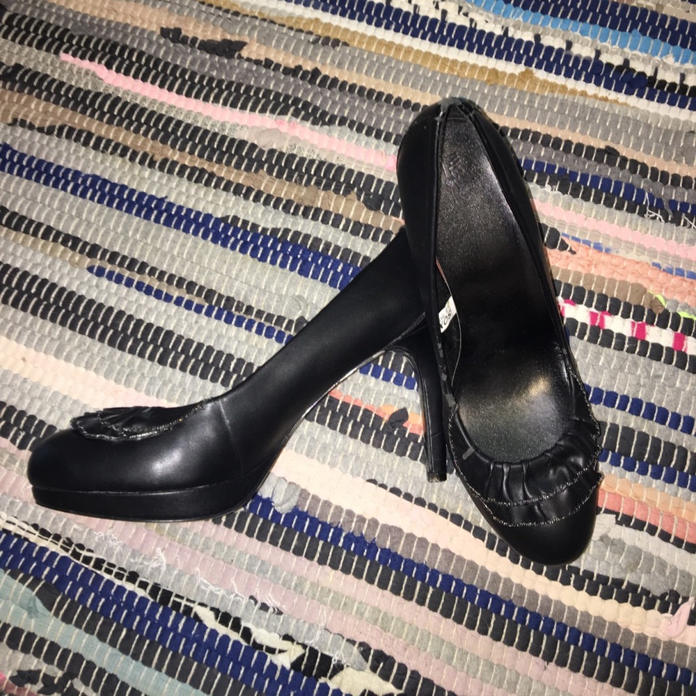 Black Heels with Chain Ruffle - Picture 2 of 4