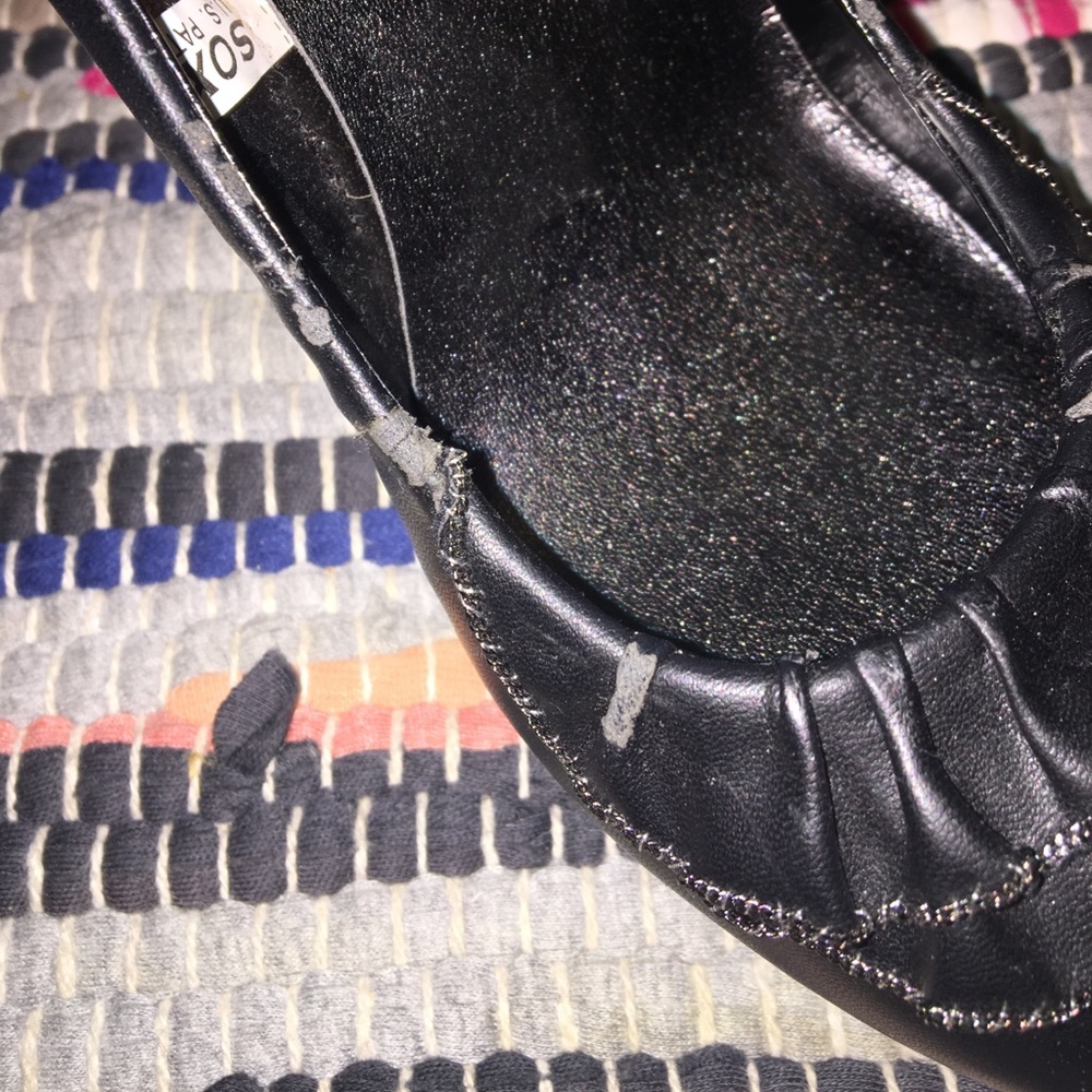 Black Heels with Chain Ruffle - Picture 3 of 4