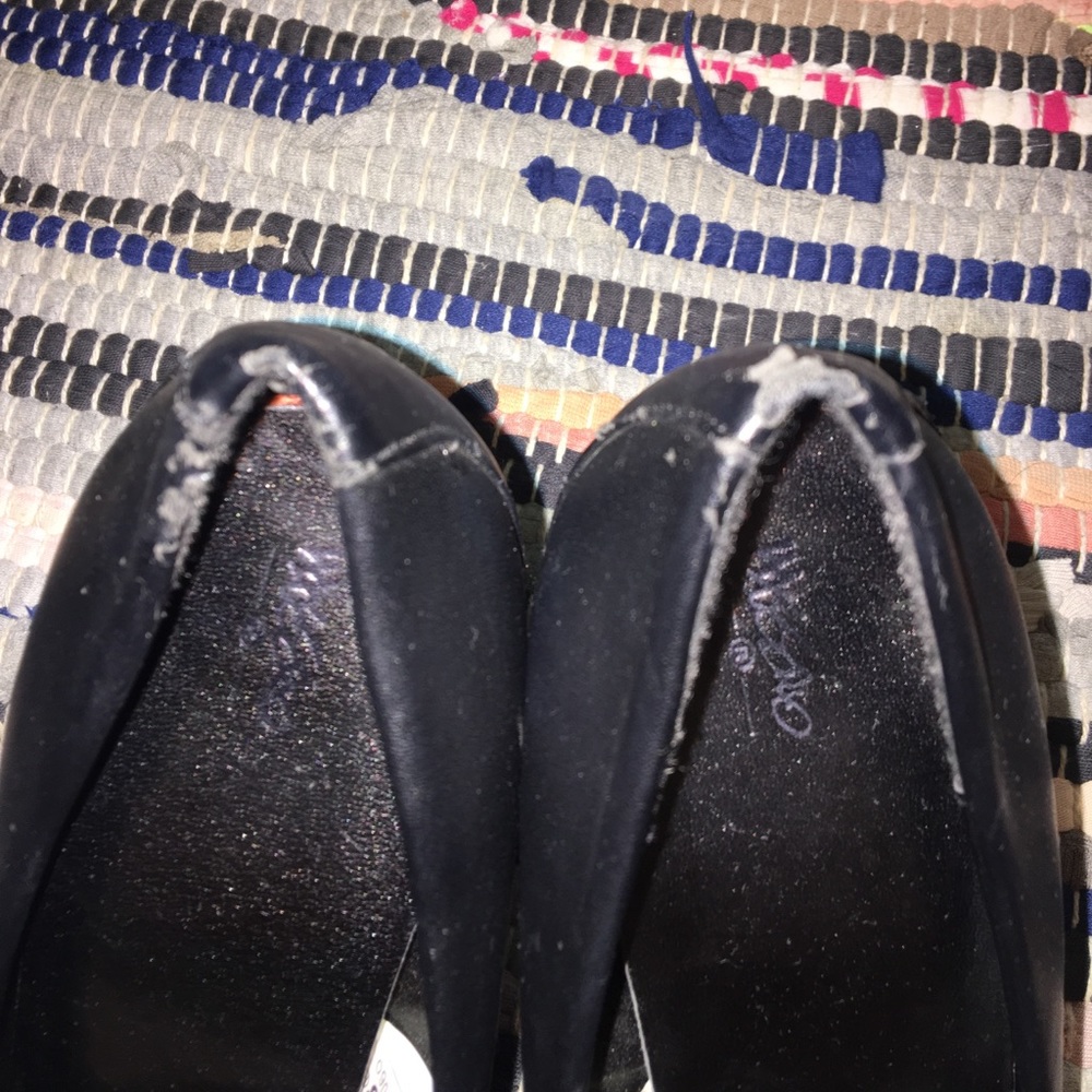 Black Heels with Chain Ruffle - Picture 4 of 4
