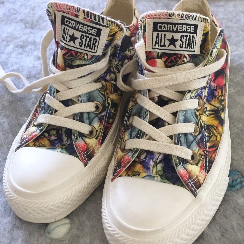 Floral converse 5.5 (never worn)