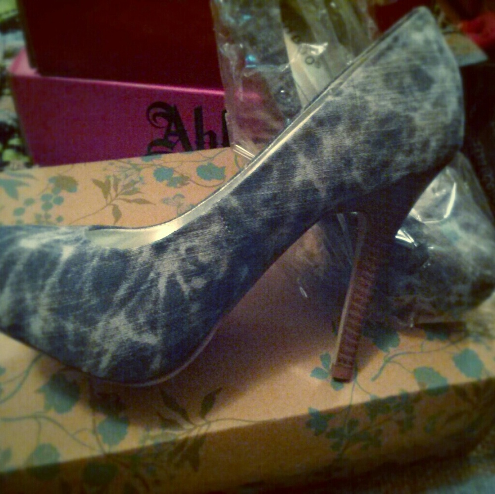 **DONATED**Denim Blue Tie-dye Pumps, Sz 6