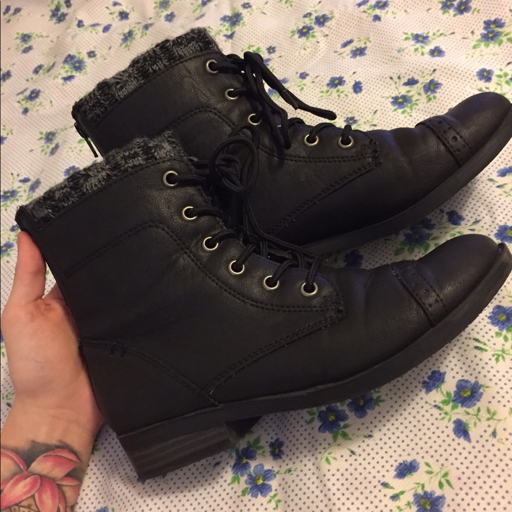 Combat boots with knit lining