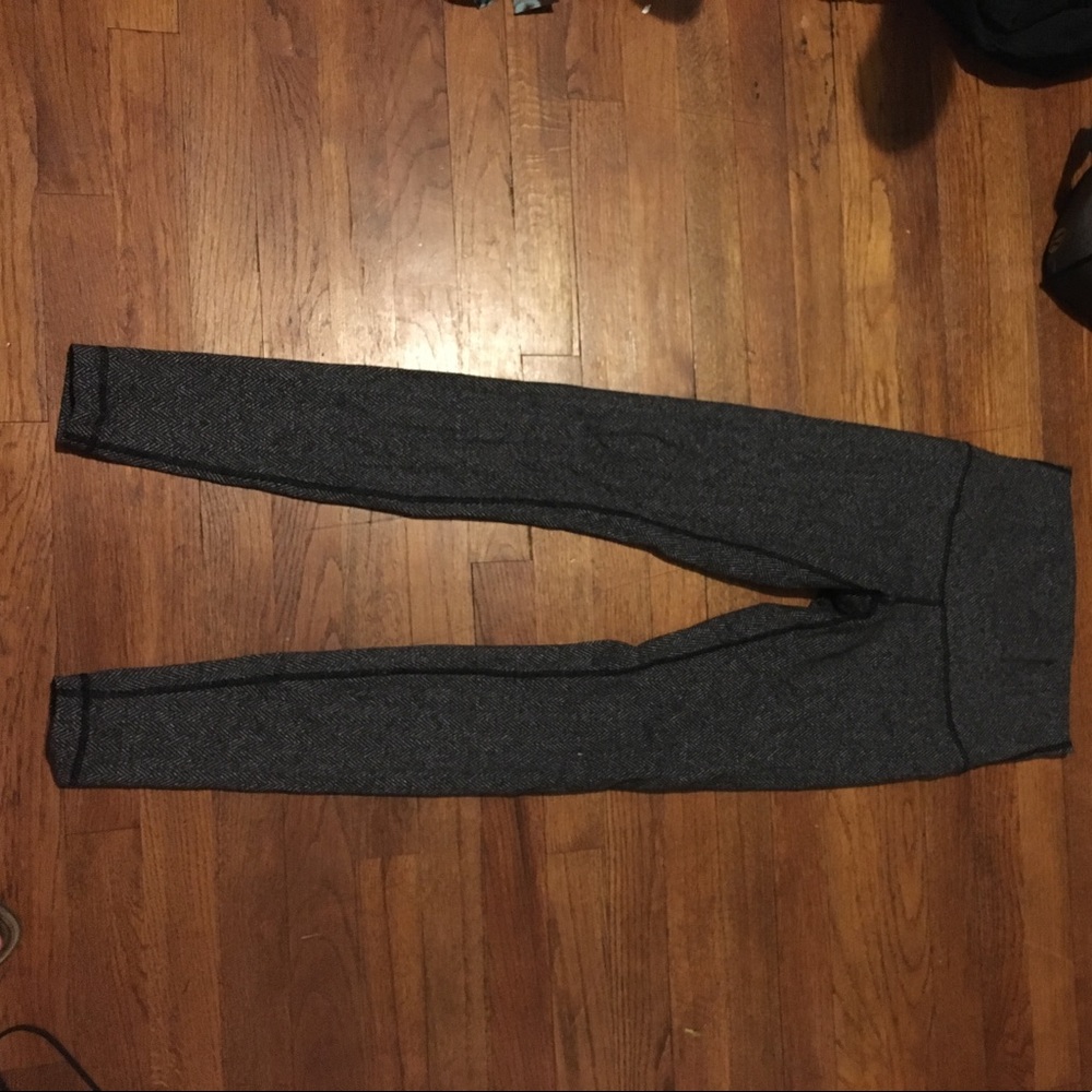 Lululemon black & gray patterned legging