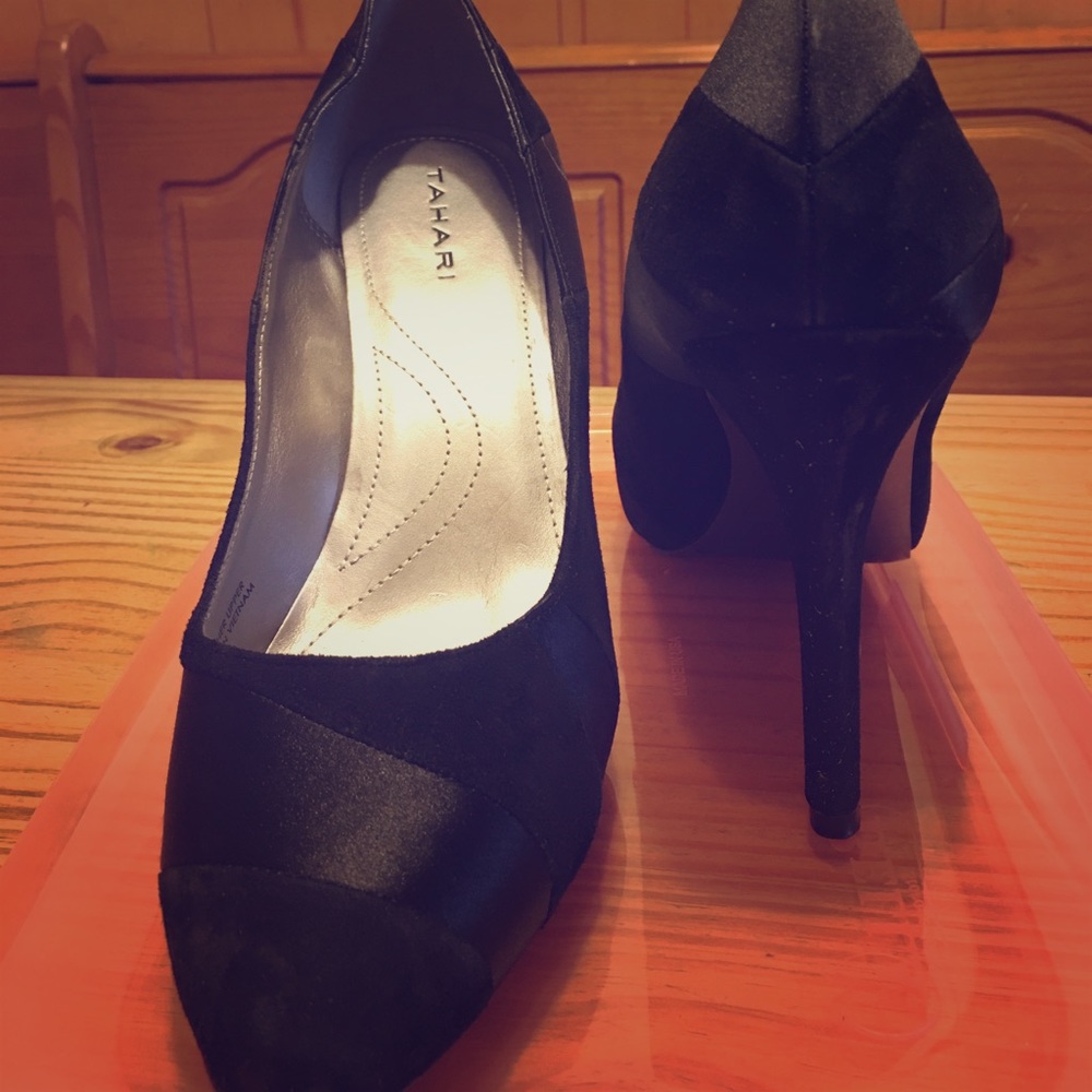 Black TAHARI suede  dress shoes Wore them twice