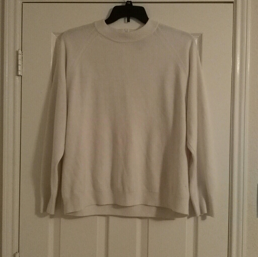 🚫DONATING SOON🚫 Simple White Sweater