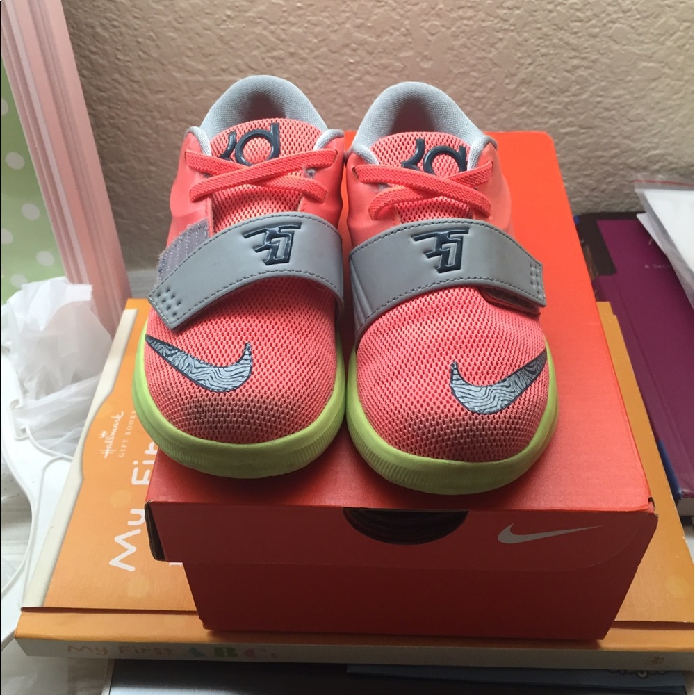 Girls - Nike tennis shoes