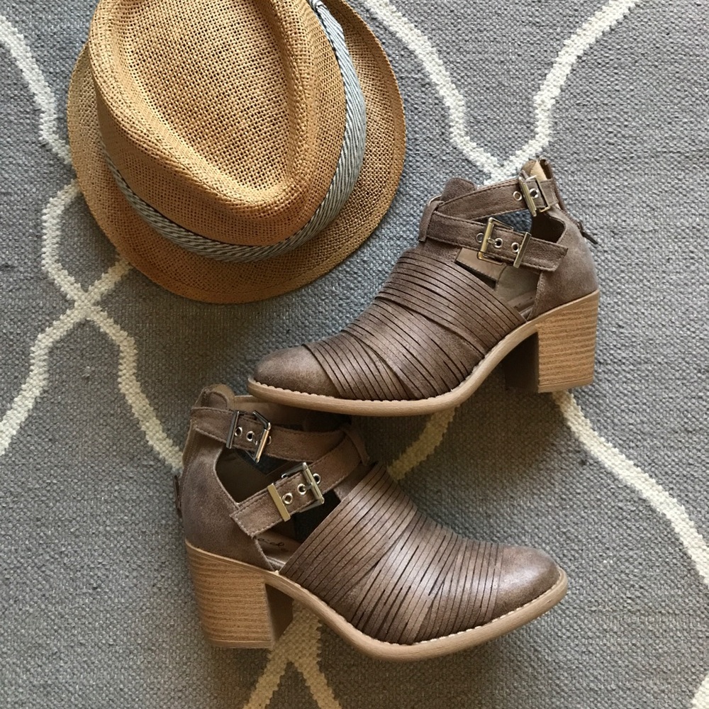 Qupid strappy booties
