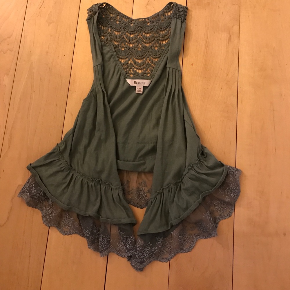 Sleeveless Vest with Lace Ruffles