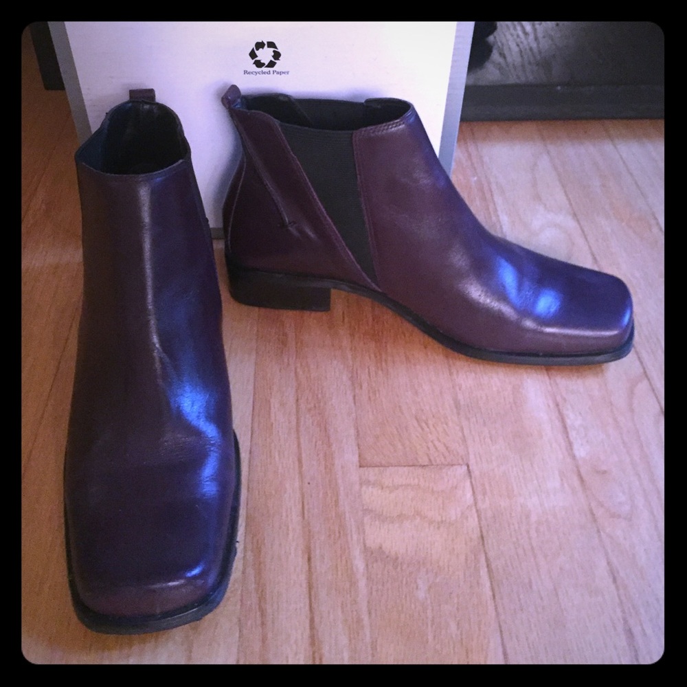 Maroon leather short boot. Made in Brazil!