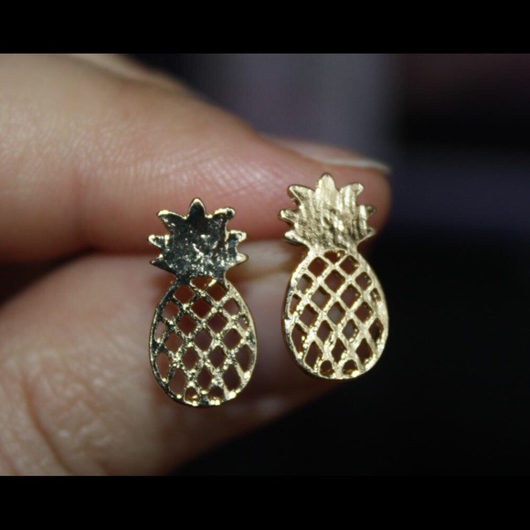 ☀️ Back Again! Gold Pineapple Stud Earrings - Picture 3 of 4