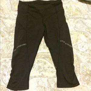 Lululemon Black Active Crops/Capri Leggings Size 6