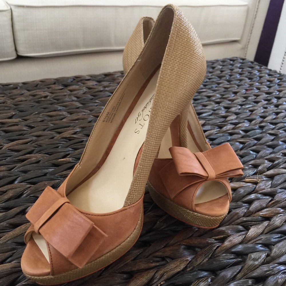 Platform peep toe pumps