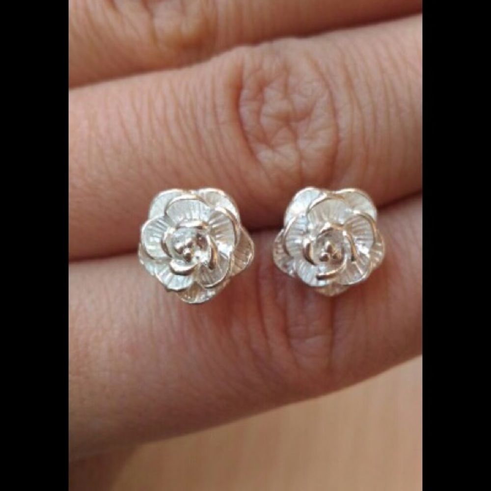 ☀️ 🎉 HP! 🎉 Silver Flower Blossom Earrings