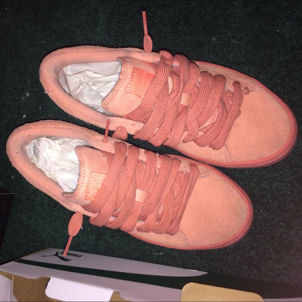 Suede peach pumas