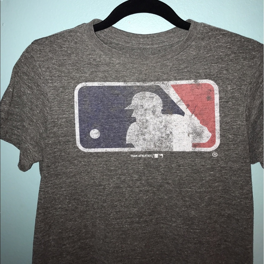 Cute little MLB baseball shirt.