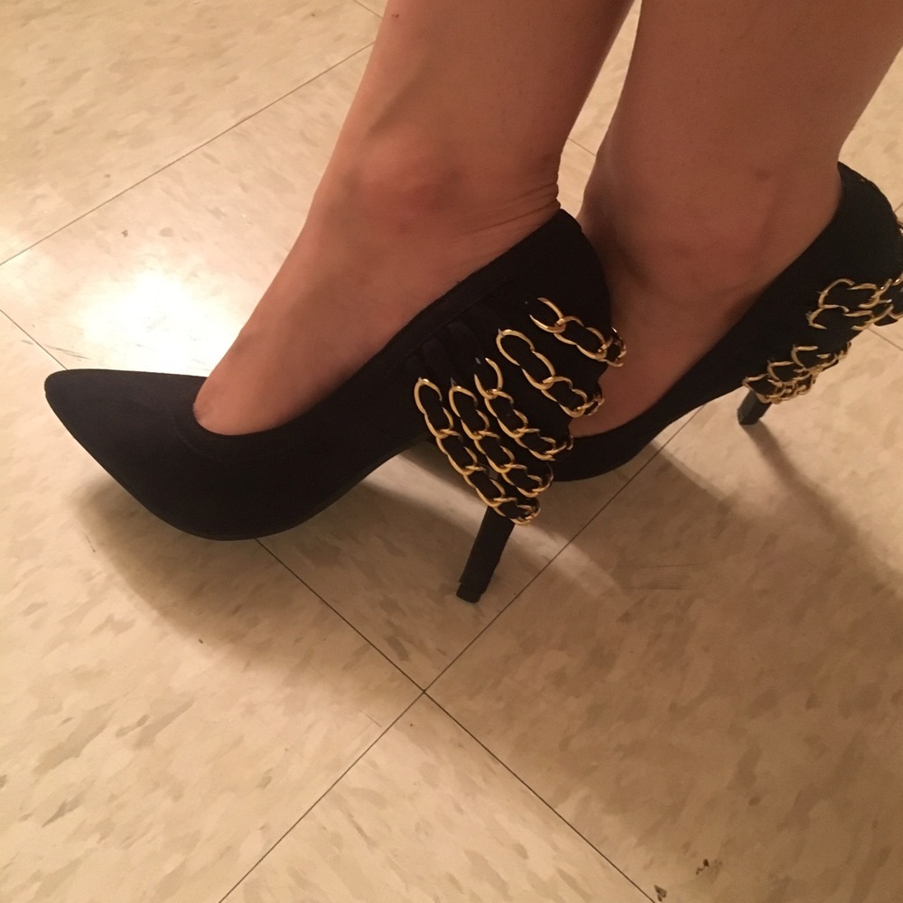 Pointed toe black heel with chain