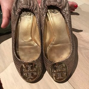 TORY BURCH flars in snake-gold leather