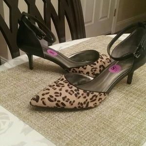 Tahari Kitten heels
