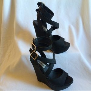 ✨24hr markdown Steve Madden blk strap wedges