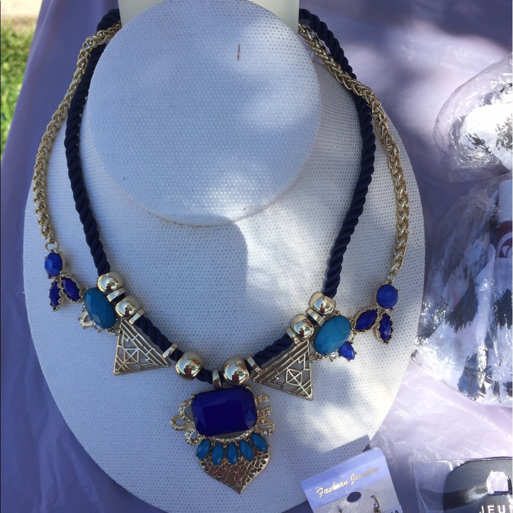 ✔️ Statement Necklace & Earrings!