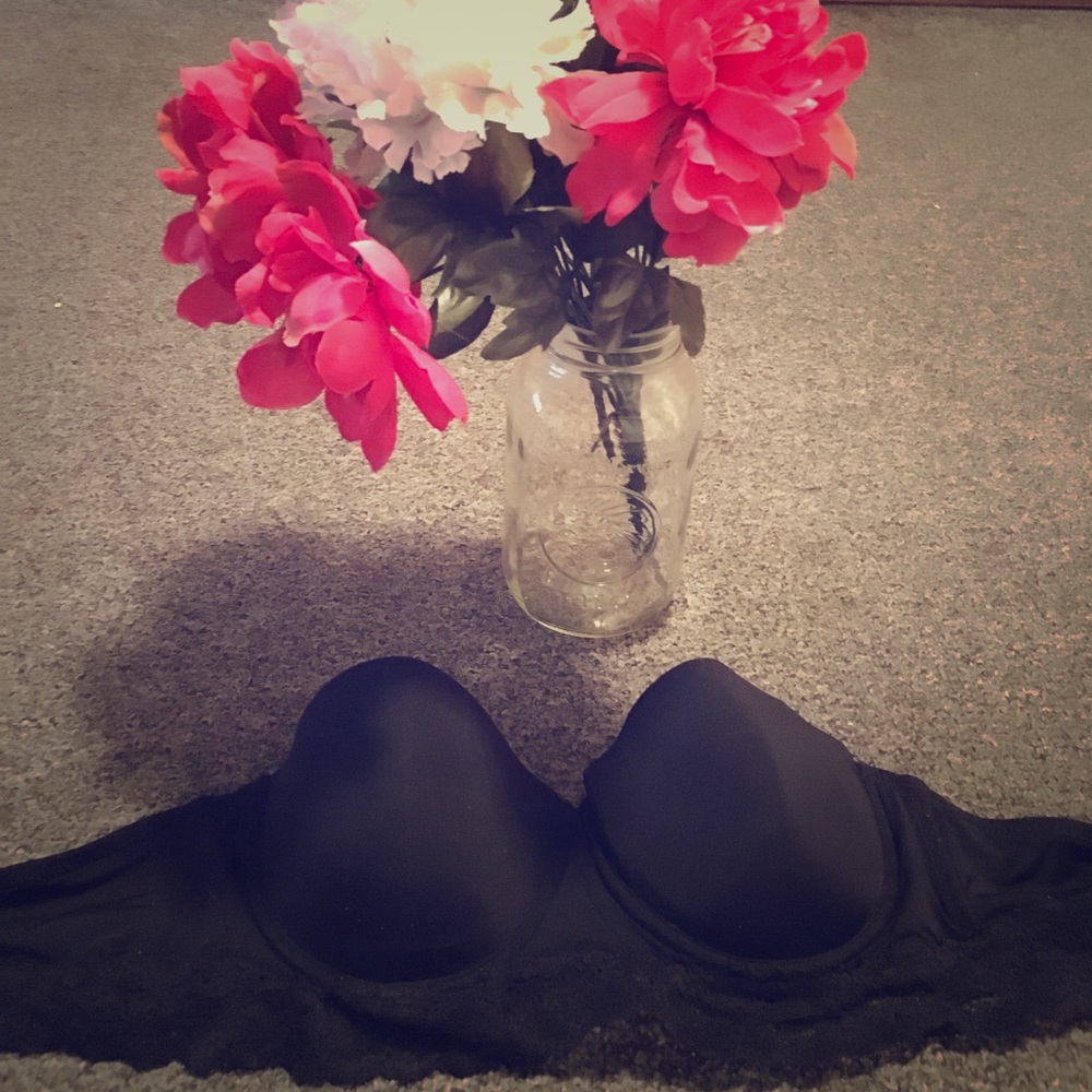 Black strapless bra