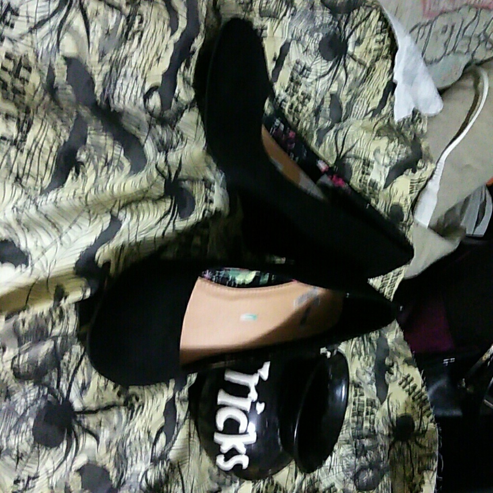 BRAND NEW size 7 women's velvet wedges
