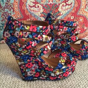 BRIGHT FLORAL PRINT WEDGES