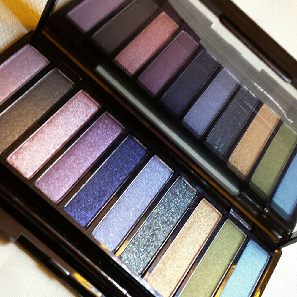 Avon luxe clutch eyeshadow compact
