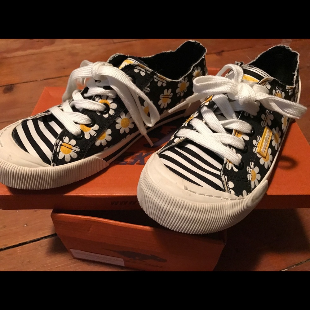 Brand New Rocket Dog shoes w/box!!