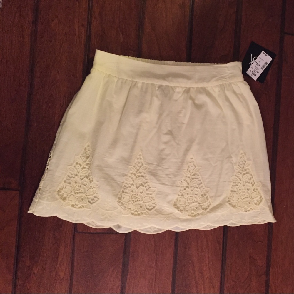 With Tags! Adorable "pale banana" scalloped skirt!