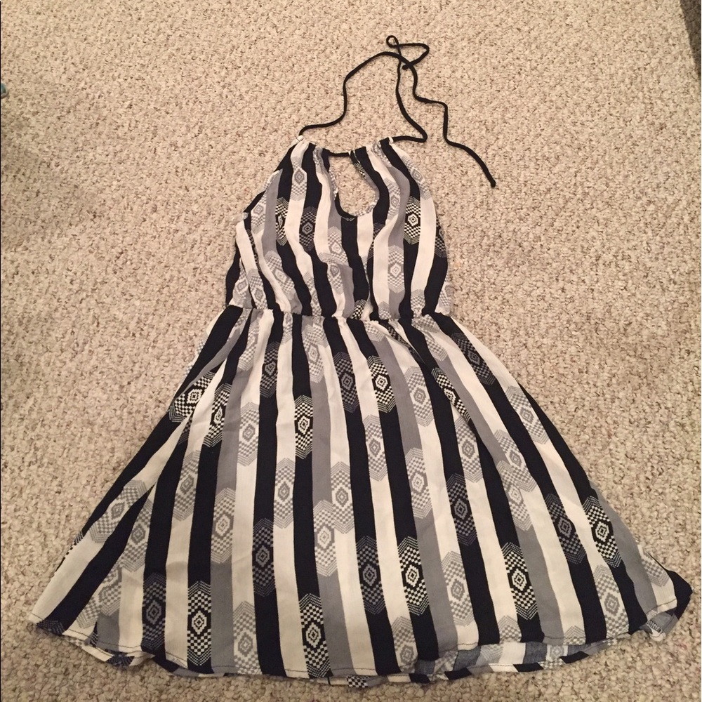 NEVER WORN summery halter dress with neck cutout