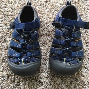 Boys keen sandals