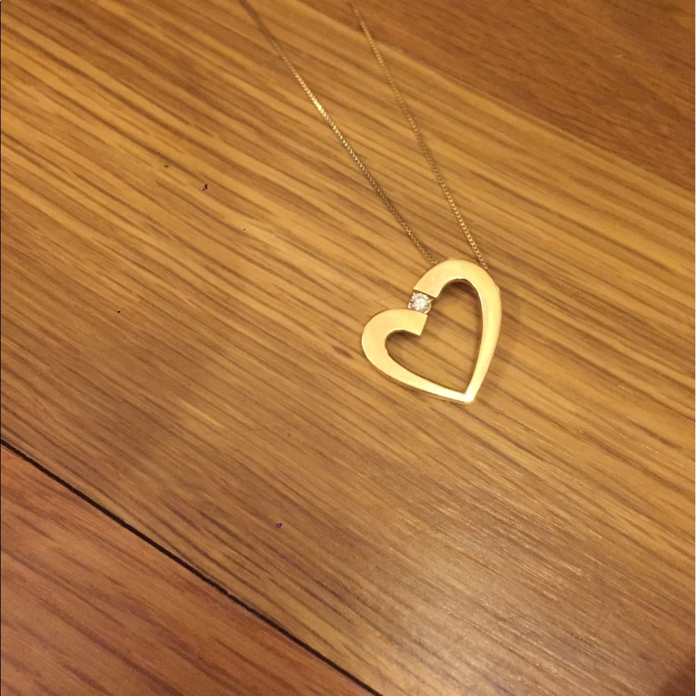 Gold heart pendant with diamond
