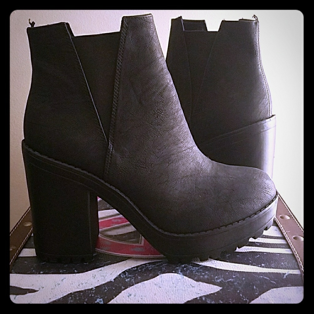 Divided Platform Shoes Size 7