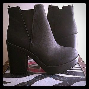 Divided Platform Shoes Size 7