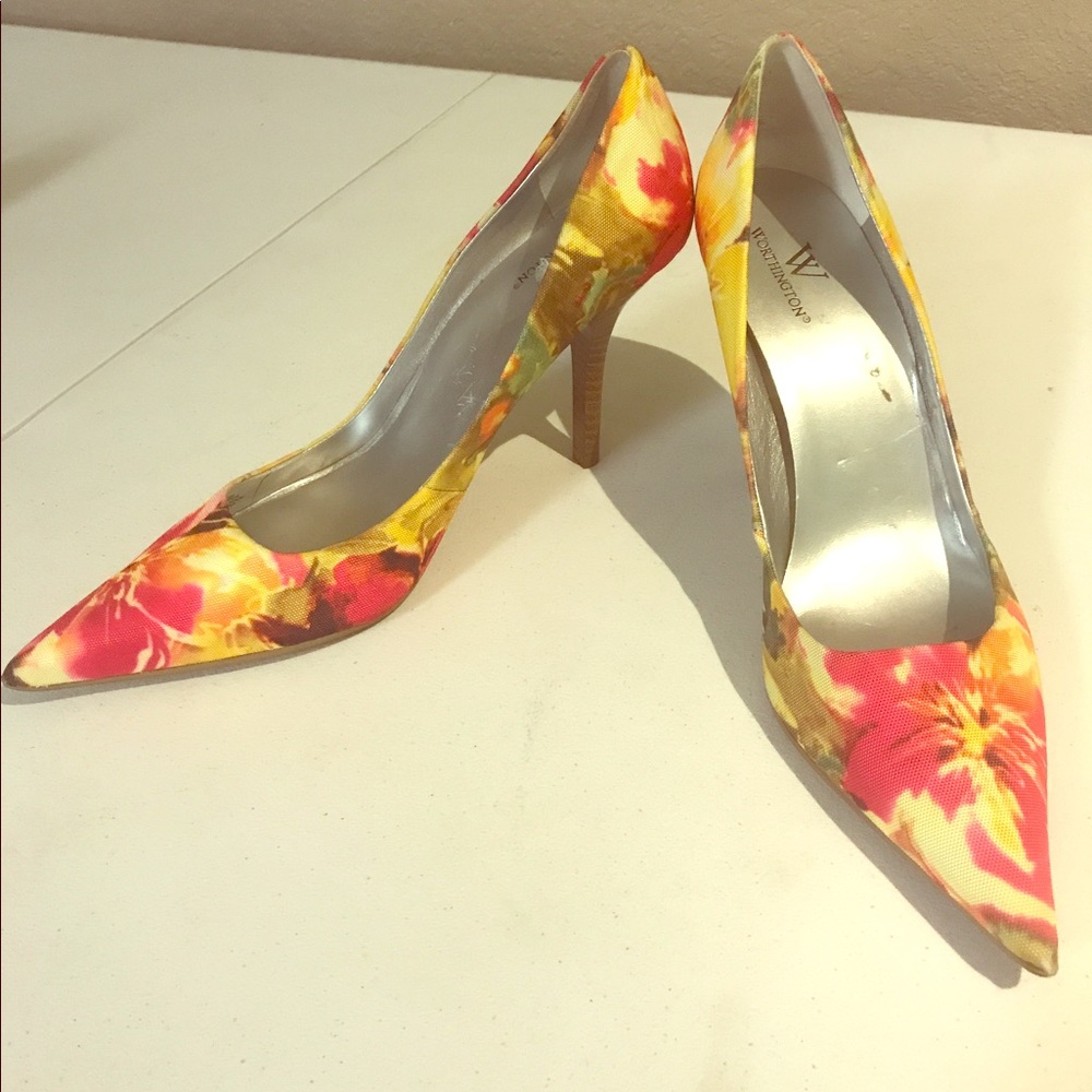 Floral pointy-toe pumps