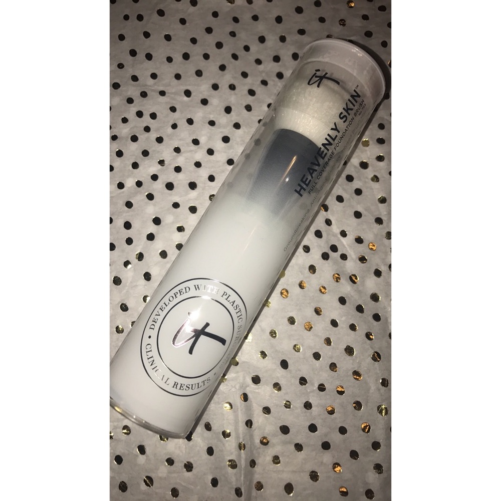 It cosmetics brush