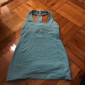 Turquoise lululemon tank.