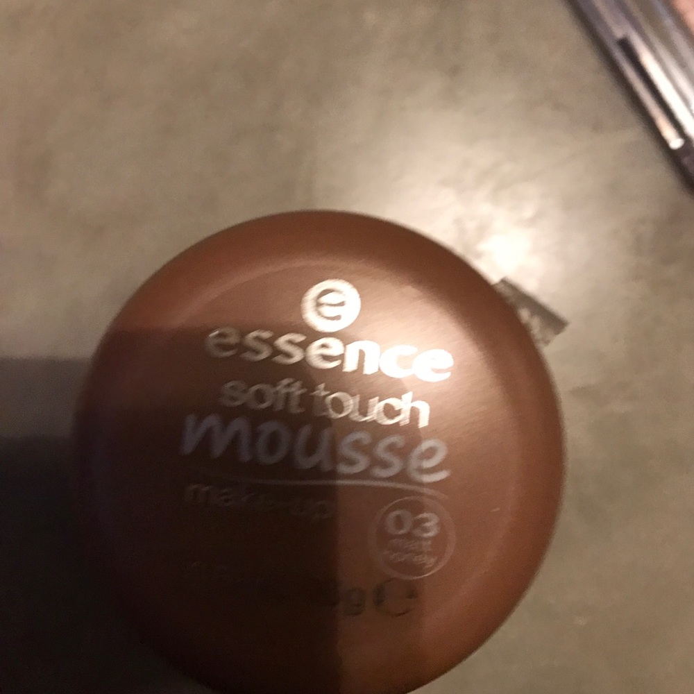Essence soft touch mousse make up Matt honey