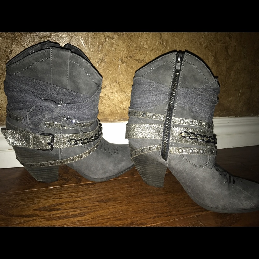 Gray boots 7.5